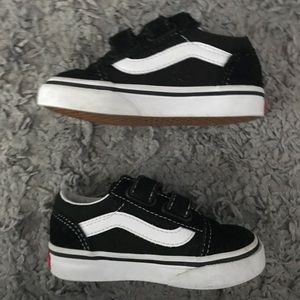 Low top black and white vans 6C